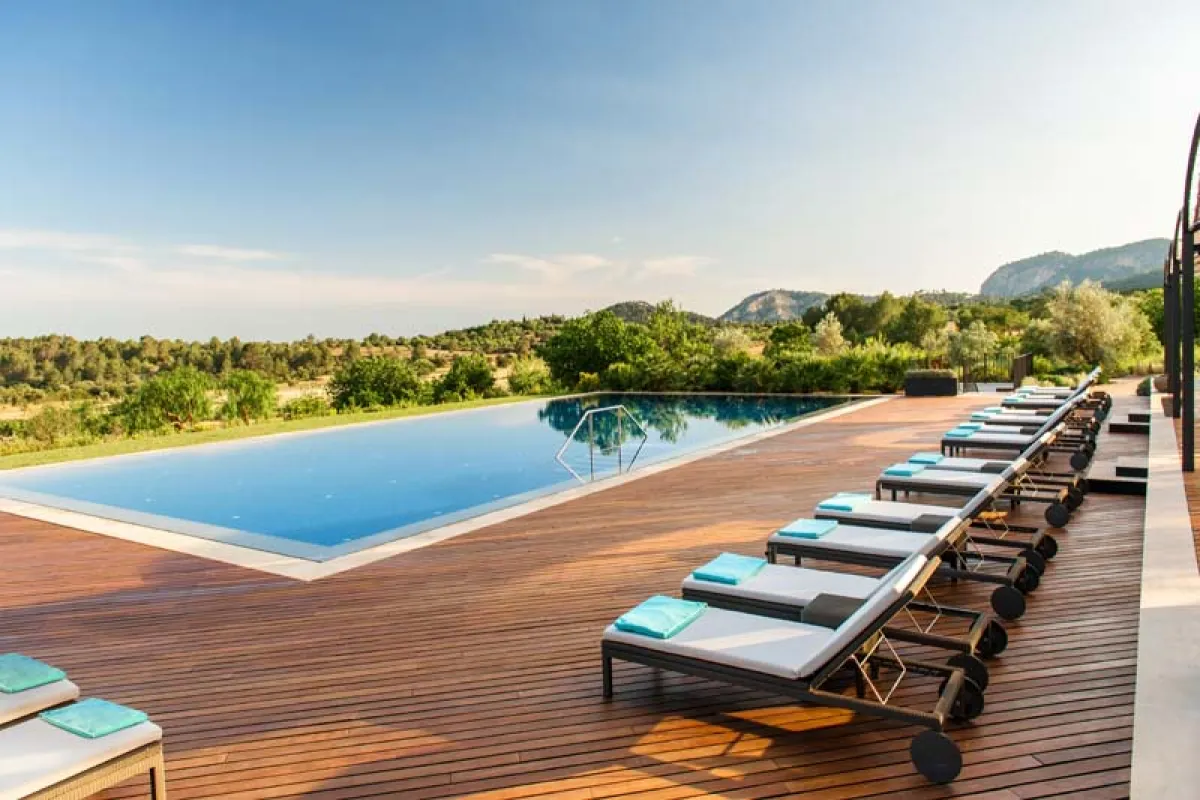 Mallorca Hotel Südwesten Luxushotels Castell Son Claret Pool mit Blick