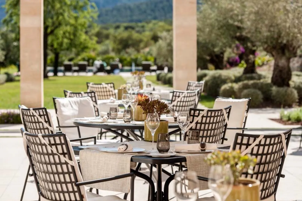 Mallorca Hotel Südwesten Luxushotels Castell Son Claret Restaurant Olivera Terrasse