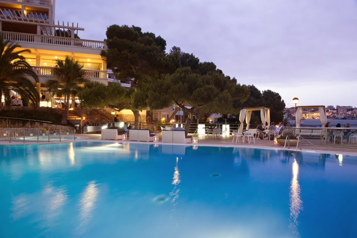 Mallorca Hotels Barceló Illetas Albatros Pool abends