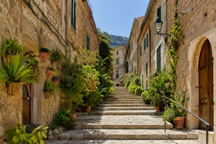 Historische Dorfgasse auf Mallorca