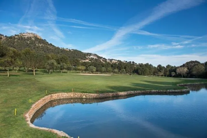 Mallorca Golf Canyamel See blauer Himmel