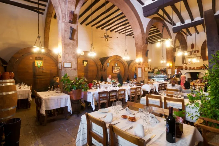 Mallorca Restaurants Inca Celler Can Ripoll Gastraum beleuchtet