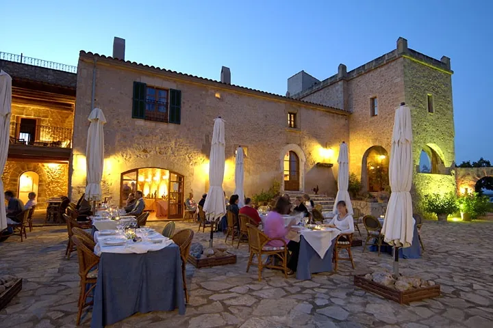 Mallorca Restaurant Manacor Principal Son Amoixa Terrasse am Abend