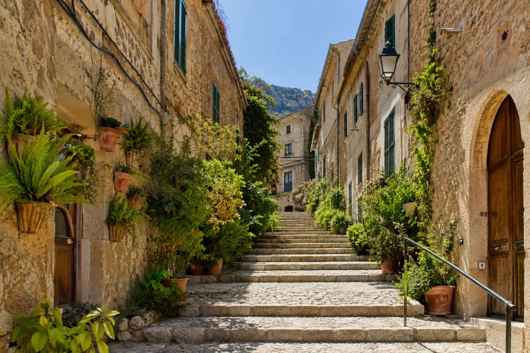 Historische Dorfgasse auf Mallorca